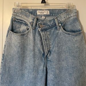 NWOT Abercrombie & Fitch, 90s Straight Ultra High Rise (Curve Love)